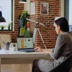 empleado-remoto-optimizando-graficos-de-rendimiento-del-mercado-en-casa