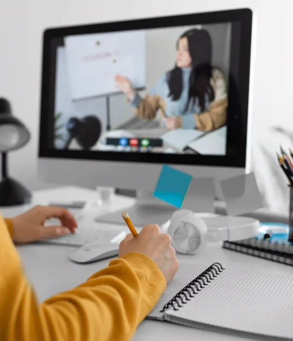 estudiante-en-clase-mirando-curso