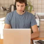 hombre-en-cuarentena-en-la-cocina-usando-laptop-para-trabajar