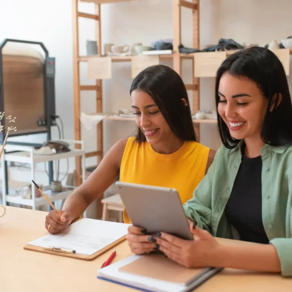 mujeres-de-tiro-medio-trabajando-juntas